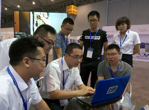 赫茲曼副總工程師Benny正在為客人詳細(xì)介紹我司產(chǎn)品特點(diǎn)