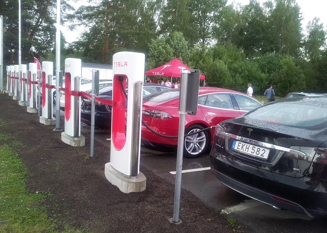 特斯拉超級充電站的開關(guān)柜 特斯拉超級充電站的開關(guān)柜